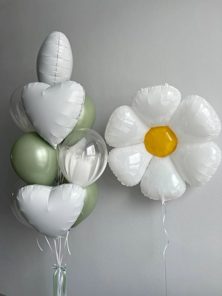 Latex Foil Bunch Green and Clear with Green Heart-Shaped and Flower Helium - Fairy-Themed Garden-Themed Perfect for any Occasions