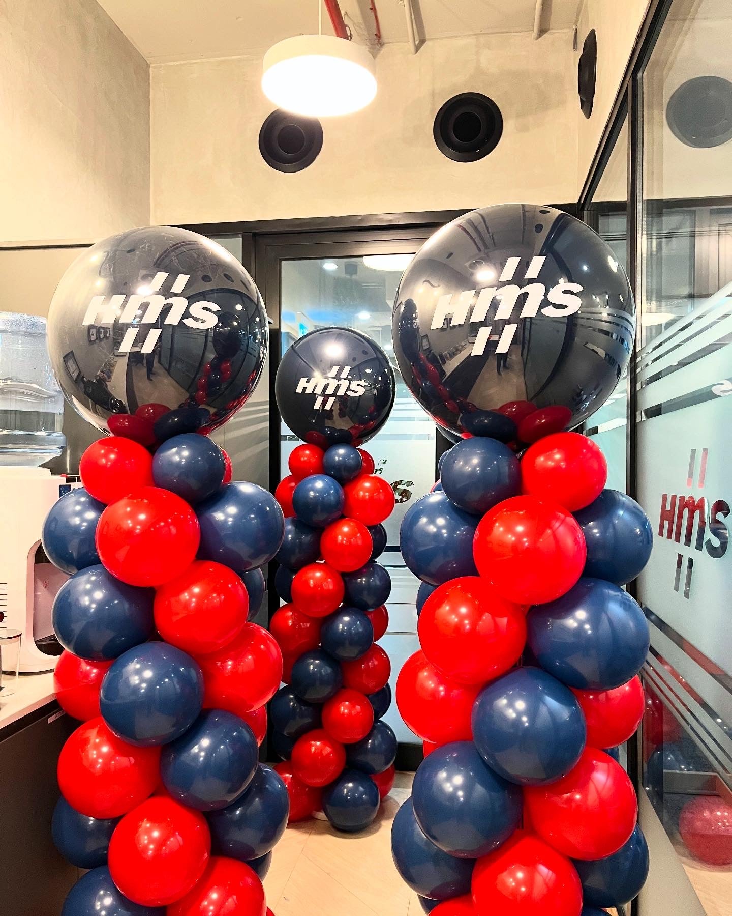 Personalised Balloon Blue and Red Corporate Event Pillar/Column/Tower with Customizable Company Logo Stickers – Perfect for Any Vibrant Celebrations