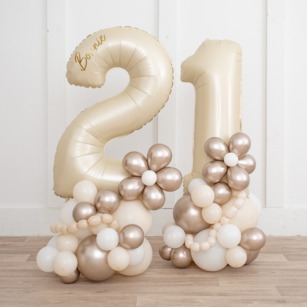Beige and Light Gold Number Balloon on Stand ‘21’ – Customizable Design and Sticker