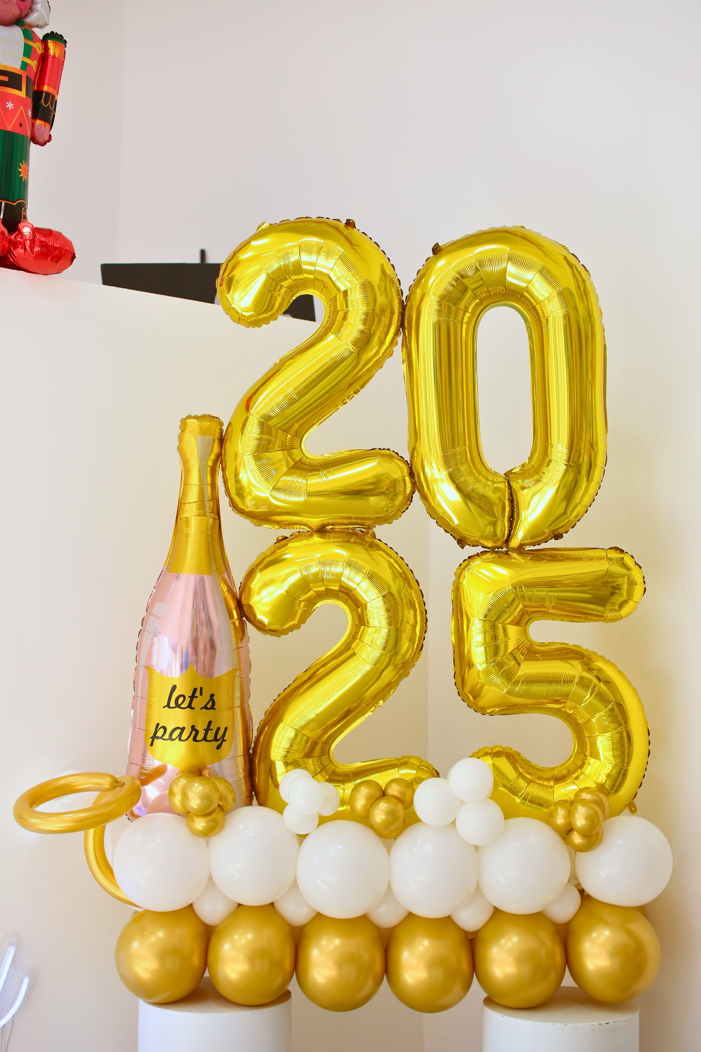 Gold, White and Rose Gold 32-Inch Number Balloons on Stand New Year's Eve – 2025 Gold Numbers, Champagne Bottle Balloon, and White-Gold Balloon Base