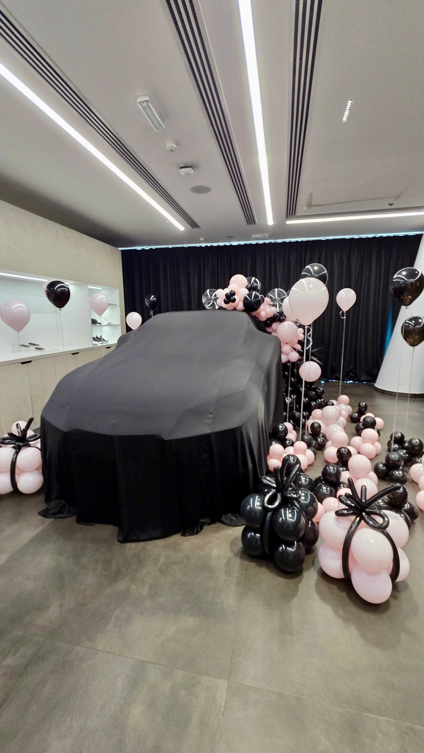 Car Surprise Balloon Design in Black and Pink with Black Stars, Clear Balloons and Gift Box Balloon Decor – Perfect for Any Memorable Celebrations
