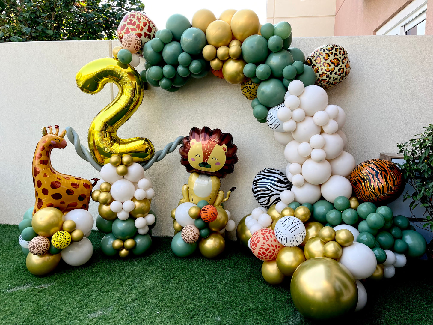 Green, Gold and Sand White with Animal Printed Balloon Chain with Lion&Giraffe and Number Balloon on Stand Decor Animal-Themed - Customizable and Balloon Design