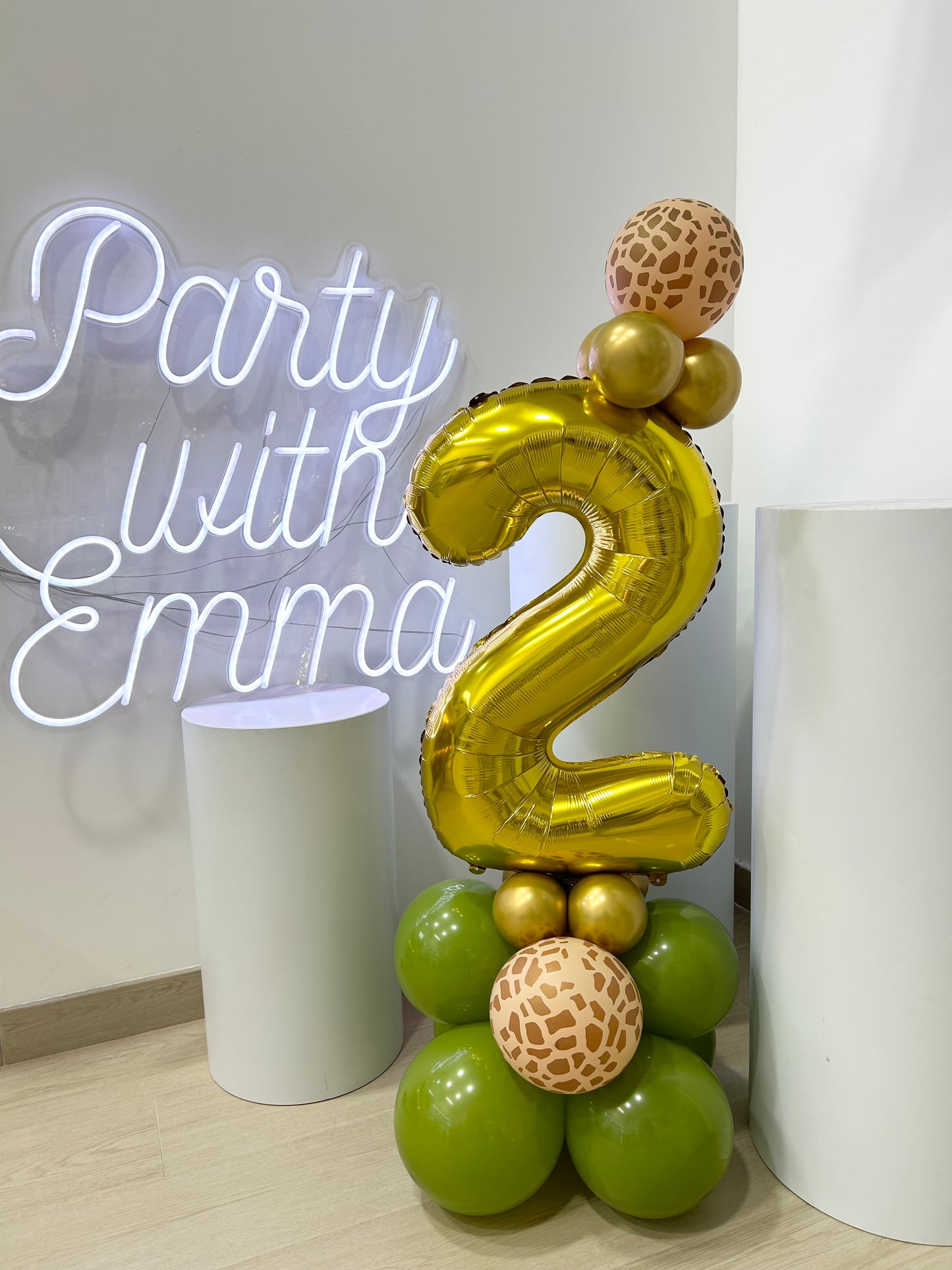 Number Balloon on Stand with Animal Print Balloon Colors Green & Gold Balloon Accents – Perfect for Any Jungle or Safari-Themed Celebrations