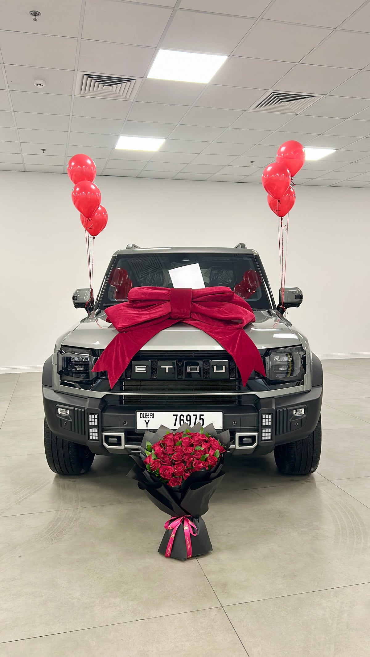 Large Pink Velvet Car Gift Bow Ribbon with Fresh Red Roses Bouquet and Red Helium Bunch – 1 Meter Wide Luxury Car Decoration, Giant Gift Bow for Car Surprise, Birthday, Wedding, Christmas Present!