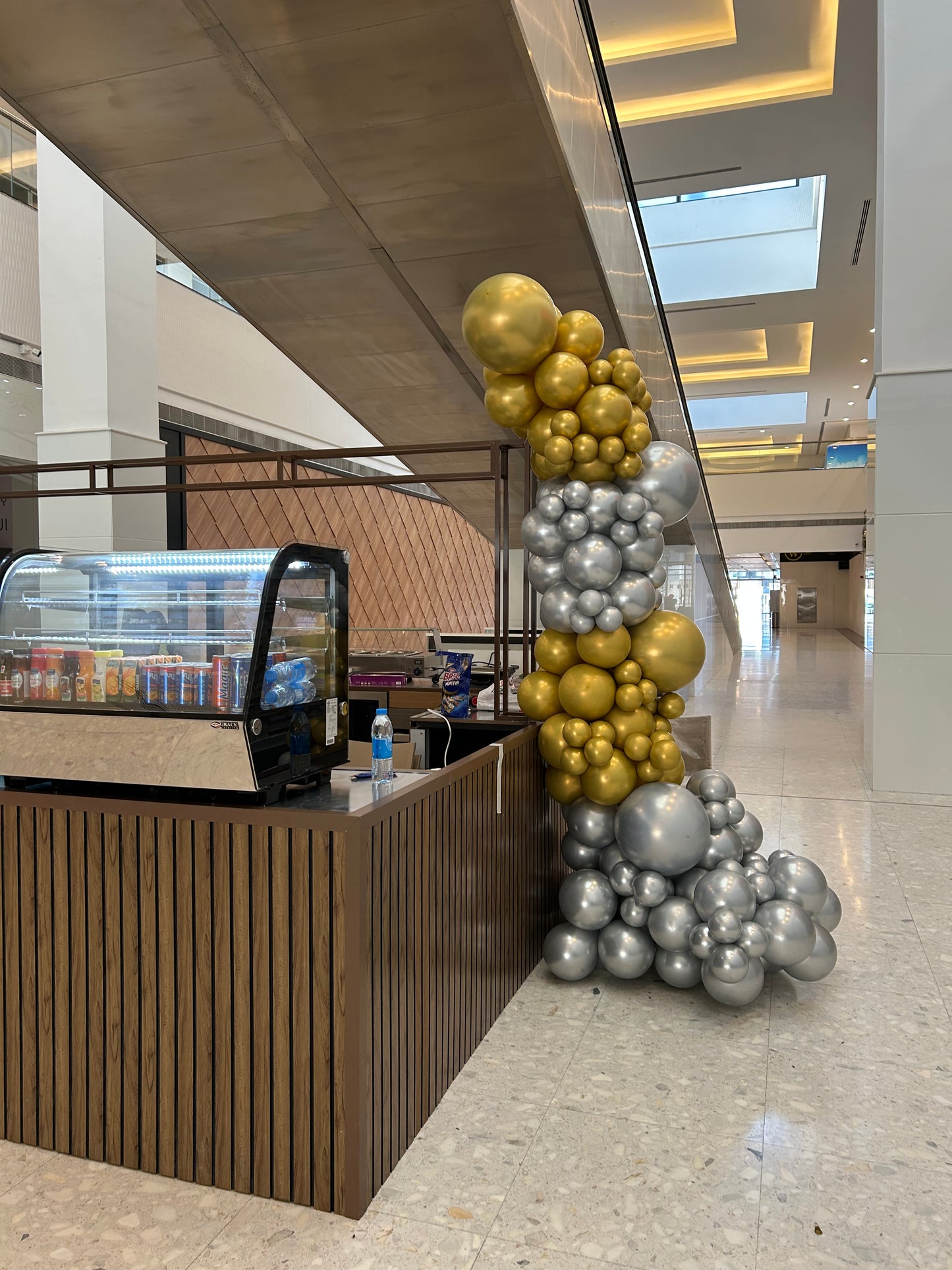 Gold & Silver Balloon Chain with Customizable Balloon Stand - Perfect for Any Celebration