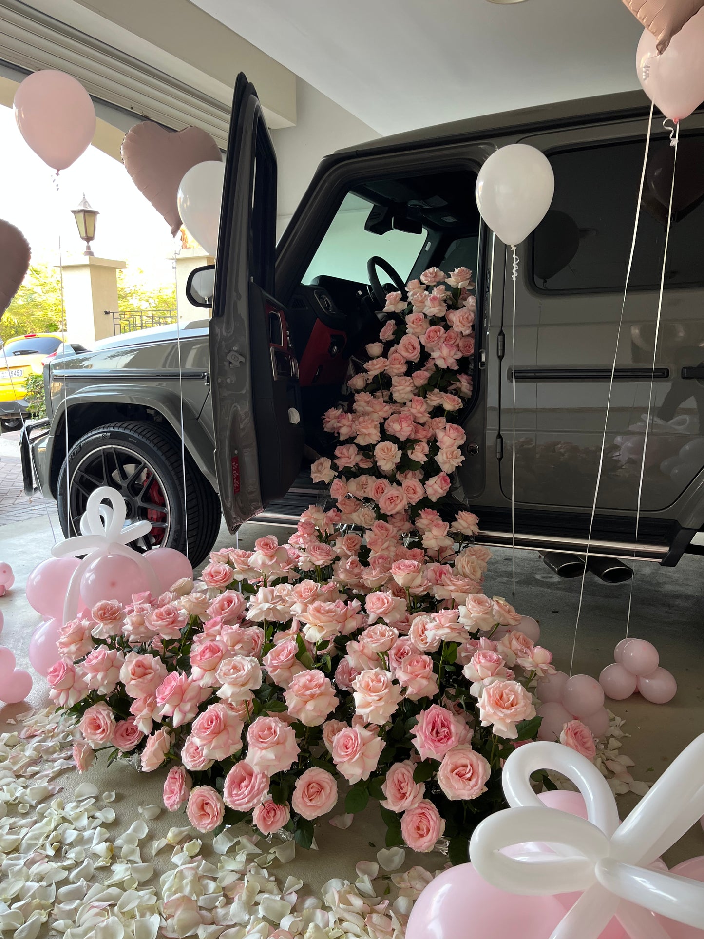 Fresh Flower Flowing Decor Car Pink Balloons Surprise – Luxury Car Decoration, Giant Gift Bow for Car Surprise, Birthday, Wedding, Christmas Present