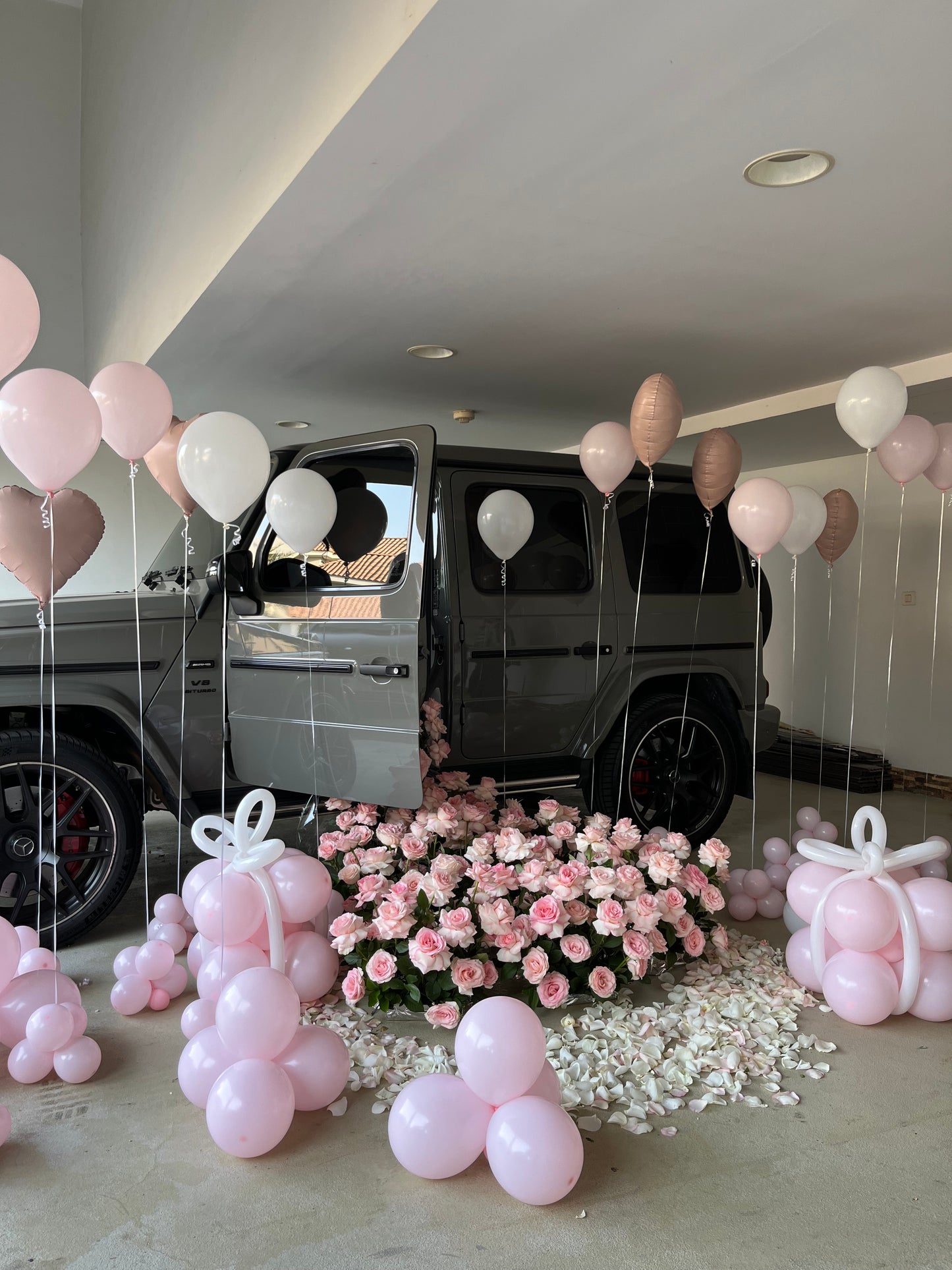 Fresh Flower Flowing Decor Car Pink Balloons Surprise – Luxury Car Decoration, Giant Gift Bow for Car Surprise, Birthday, Wedding, Christmas Present