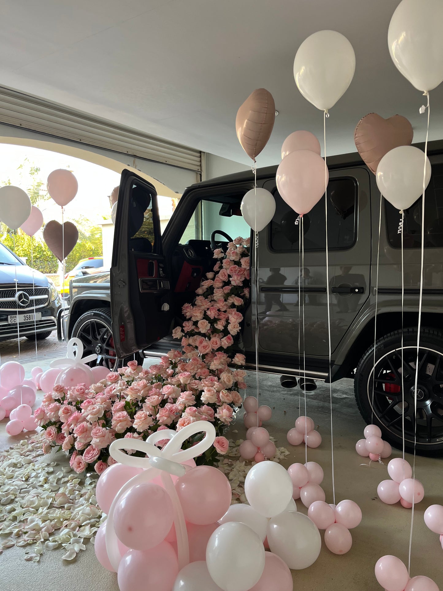 Fresh Flower Flowing Decor Car Pink Balloons Surprise – Luxury Car Decoration, Giant Gift Bow for Car Surprise, Birthday, Wedding, Christmas Present