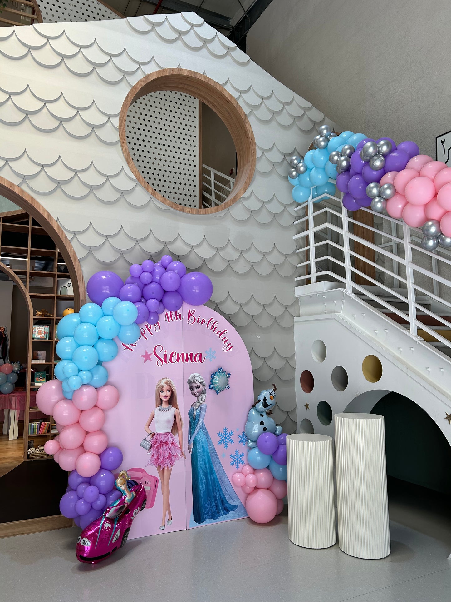 Magical Barbie & Frozen-Themed Table Setup, Complete with Iconic Balloon Arrangements, Themed Tableware, and Vibrant Decor