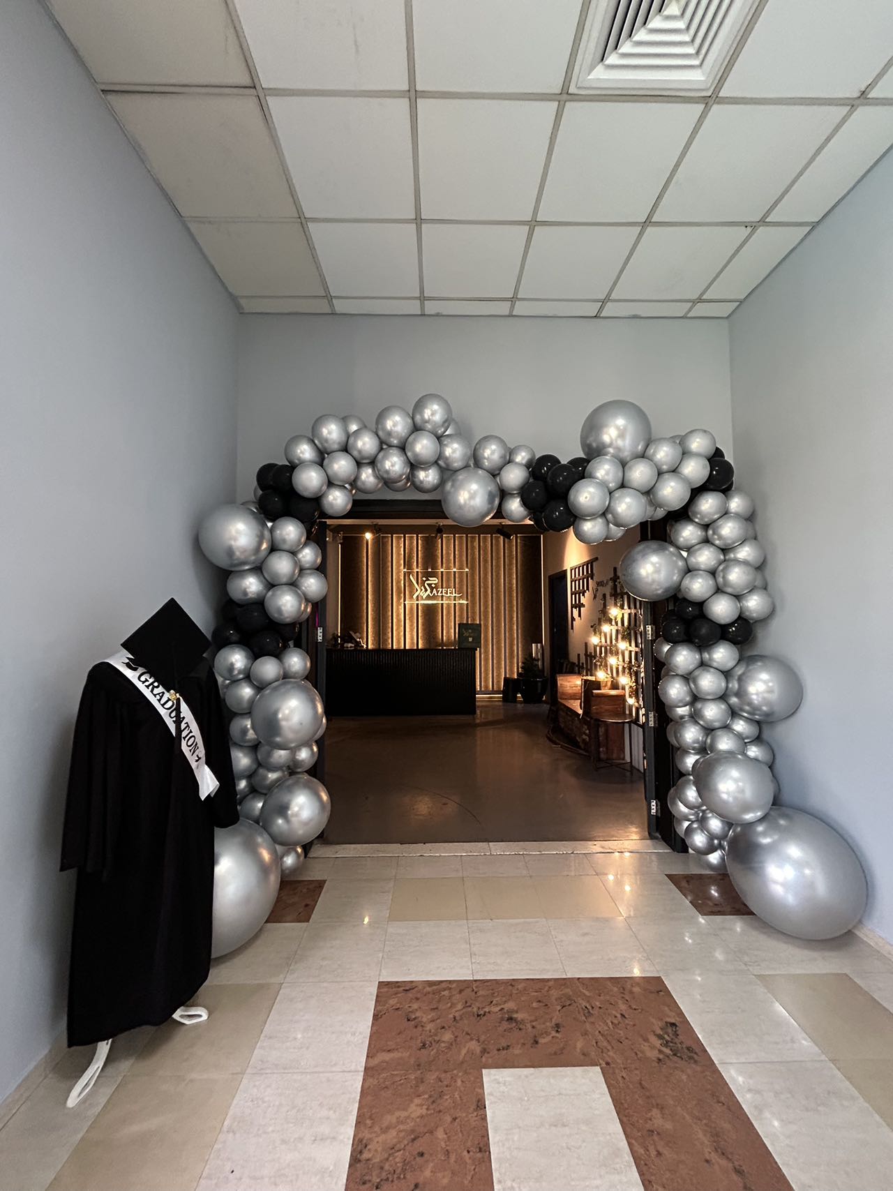 Silver & Black Balloon Chain with Helium Balloons and Cylinder Stand – Perfect for Graduation Celebrations!